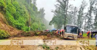 মেরিন ড্রাইভ সড়কে পাহাড়ধস; যান চলাচল সাময়িক ব্যাহত